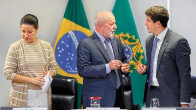 PT tenta conter crise com PSB após Campos reagir a palanque duplo de Lula