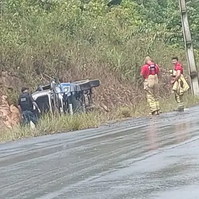 Quatro policiais militares capotam viatura na BR-174 em Roraima