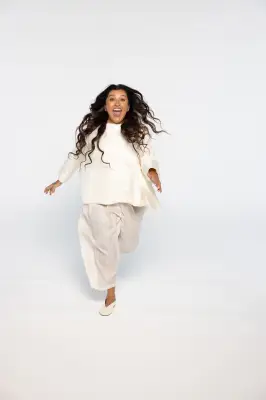 Regina Casé celebra maturidade nos palcos com nova peça 'Viva! Vida'
