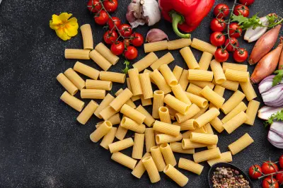 Rigatoni: a massa curta em tubo que conquista São Paulo