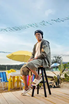 Ronaldinho Gaúcho lança segunda collab com Rider em campanha na sua casa