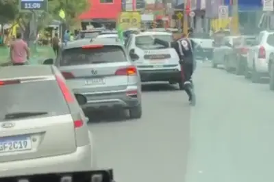 Socorrista do SAMU corre entre carros para liberar ambulância com paciente grave em Gravatá