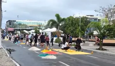 Tapetes de sal voltam a colorir ruas de Cabo Frio em Corpus Christi