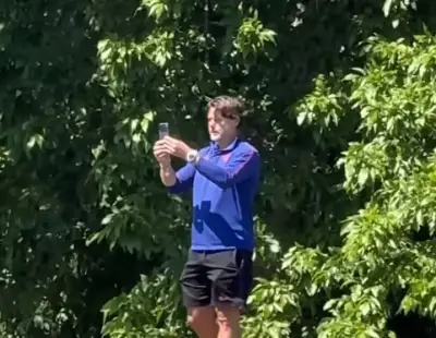 Técnico dos EUA flagrado em busca de espiões em treino da Copa