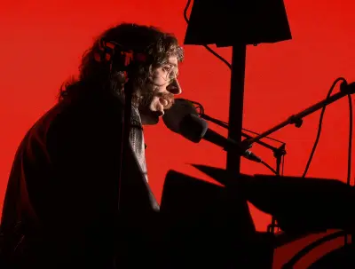 Tim Bernardes anuncia novas músicas durante show no Rio