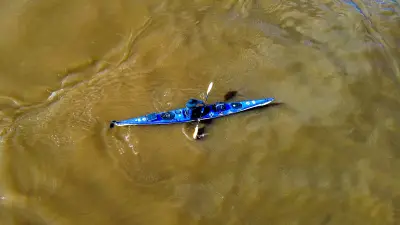 Torcedor do Caprichoso viaja 420 km de caiaque de Manaus a Parintins para o festival