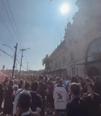Torcedores do Vasco protestam contra afastamento de Pedrinho e cobram venda da SAF