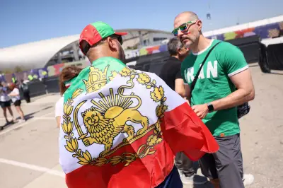 Torcedores iranianos exibem bandeira proibida pela Fifa em Los Angeles