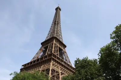 Torre Eiffel cresce 10 cm com onda de calor na Europa; entenda