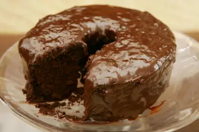 Troque achocolatado por cacau em pó no bolo de chocolate
