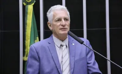 Vice-líder do governo sugere afastamento de Jaques Wagner para defesa