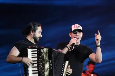 Zé Vaqueiro anuncia gravação de DVD em Belém durante show no Parárraiá