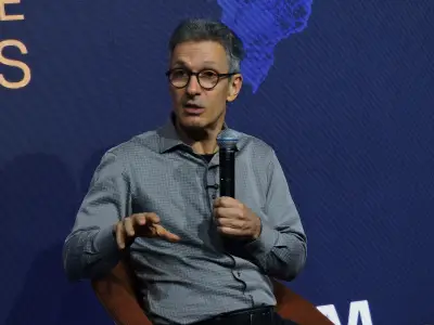 Zema critica Flávio Bolsonaro por relação com banqueiro Daniel Vorcaro