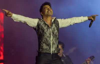 Zezé di Camargo emociona em show solo na Festa do Peão de Americana