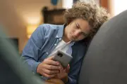 1 em cada 5 adolescentes recorre a IA para conselhos de saúde mental