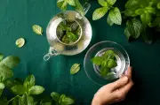 3 chás digestivos para tomar após o almoço: aprenda a preparar