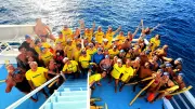 55 nadadores completam travessia de 12 km em Fernando de Noronha
