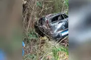 Acidente em Regente Feijó deixa duas feridas após carro cair em ribanceira