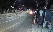 Acidente em Volta Redonda: carro pega fogo após colisão; homem ferido