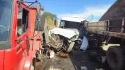 Acidente entre caminhões e carro na MG-285 deixa ferido