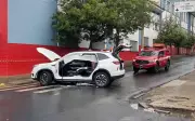 Acidente entre carro e ônibus deixa motorista ferida em Ribeirão