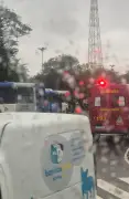 Acidente entre dois ônibus e carro interdita avenida em Mogi das Cruzes
