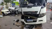 Acidente entre micro-ônibus e dois carros fere duas pessoas em Manaus