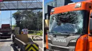 Acidente entre ônibus e caminhão interdita pista de pedágio na SP-310 em Rio Claro