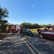 Acidente frontal entre carro e caminhonete deixa dois feridos na LMG-818