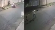 Adolescente derruba assaltante de moto e briga no meio da rua em Uberlândia