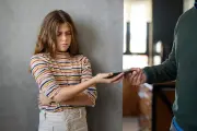 Adolescentes com pais distraídos por celular são mais inseguros, diz estudo