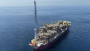 ADR da Petrobras cai 4% com acordo EUA-Irã e petróleo despenca