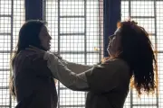 Adriana se vinga de agressora e ganha respeito na cadeia em Quem Ama Cuida