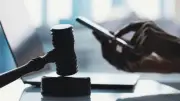Advogados tentam manipular IA em tribunais com prompts ocultos; casos são investigados