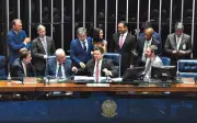 Alcolumbre surpreende governo com 'bombas' fiscais de R$ 215 bi no Senado