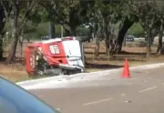 Ambulância do SAMU capota em Palmas após bater em carro