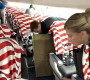 American Airlines presenteia passageiros com uniformes dos EUA em voo
