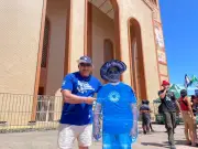 Amigo que nunca foi a Parintins vira totem em festival após 33 anos