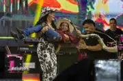 Ana Castela convida fã mirim para tocar berrante e 'deixa' o palco em Americana