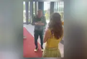 Ancelotti celebra 67 anos com bolo da enteada e mascote da Seleção