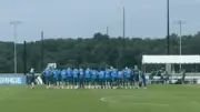 Ancelotti celebra 67 anos com corredor polonês em treino da seleção