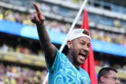 Ancelotti testa Neymar como falso 9, mas atacantes o colocam no fim da fila