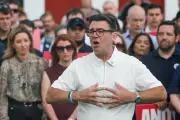 Andy Burnham vence eleição e desafia Starmer por liderança trabalhista