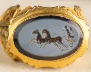 Anel romano de ouro descoberto por caminhoneiro no Reino Unido