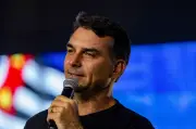Análise: Ação de Trump pode desfazer ajuda a Flávio Bolsonaro com visita à Casa Branca