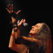 Aos 80 anos, Maria Bethânia reina nos palcos com presença magnética