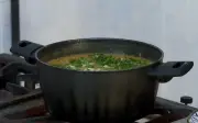 Aprenda a fazer caldo de mandioca com frango para o inverno