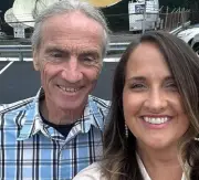 Após décadas, mulher reencontra pai biológico e é adotada aos 46 anos