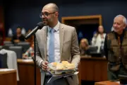Após fala homofóbica, deputado leva pão com ovo à Alerj em protesto