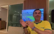 Após vídeo de Michelle, Flávio Bolsonaro diz que ninguém o aborrece em dia de jogo do Brasil